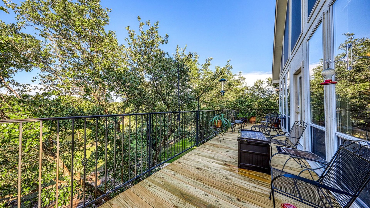 Oatmeal House | Peaceful, modern home close to Lago Vista with large deck & balcony