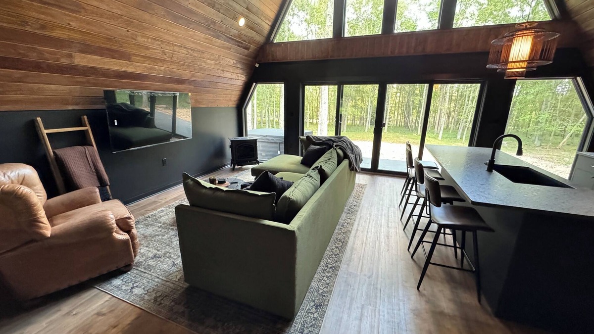Albrightsville Cabin | Peaceful moody Aframe ~10 min to hiking &Jim Thorpe. Hot tub, bbq & shuffleboard
