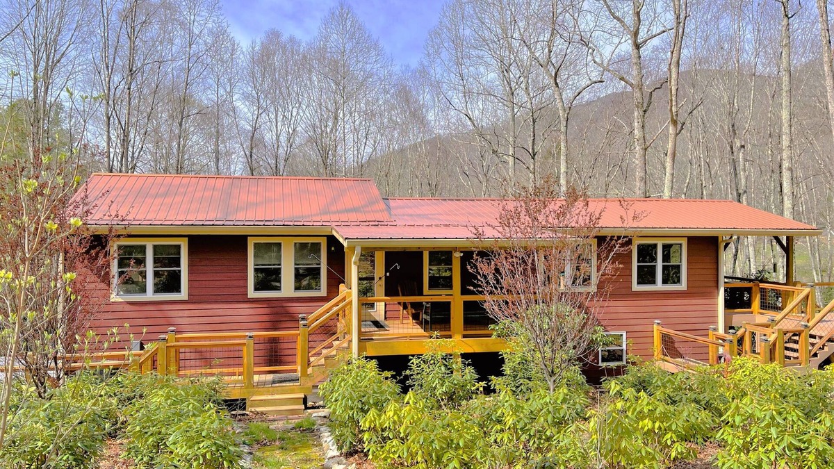 Clyde Cottage | Peaceful Mountain Cabin Nestled on 3.5 Acres - Multi-Tier Deck, Creek Access!