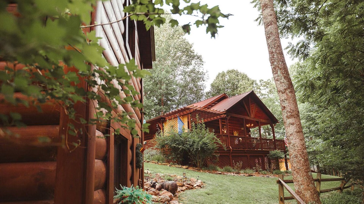 Piper Gap Cabin | Peaceful Mountain Log Cabin Getaway with Hot Tub!
