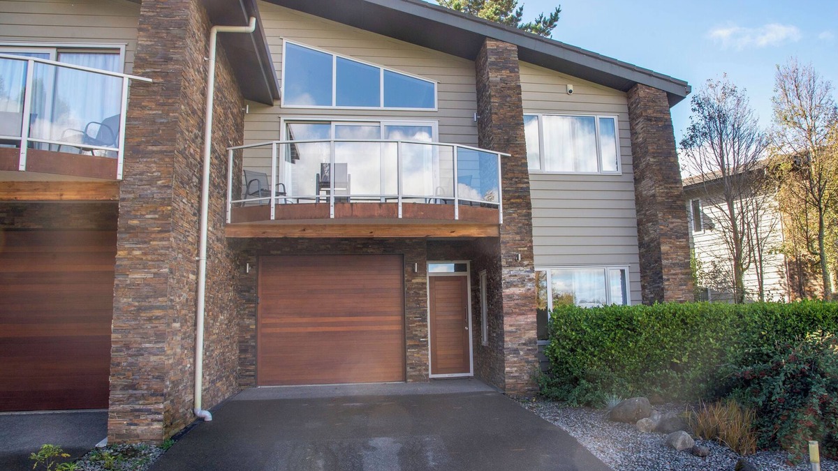 Ohakune House | Peaceful mountain sanctuary - private outdoor spa pool, cozy & comfy, free wifi
