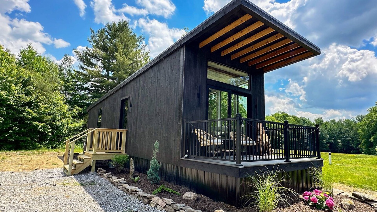 Weston House | Peaceful mountain view retreat with kitchenette & deck - near skiing