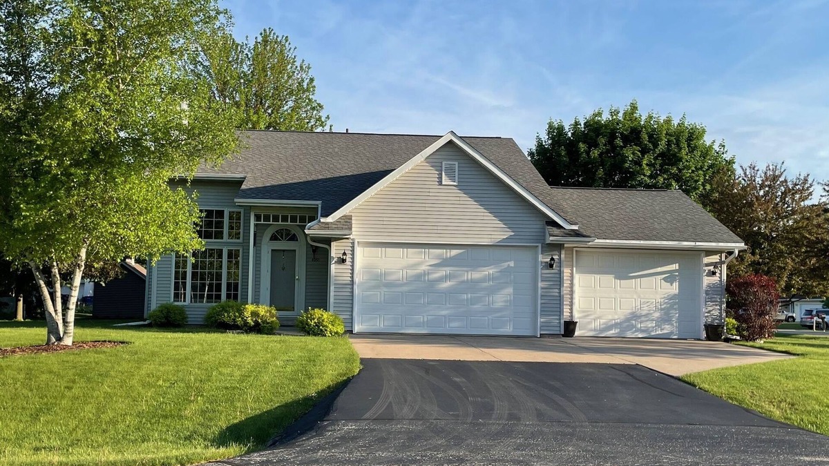 Butte Des Morts House | Peaceful Neighborhood 5 Miles from EEA Grounds