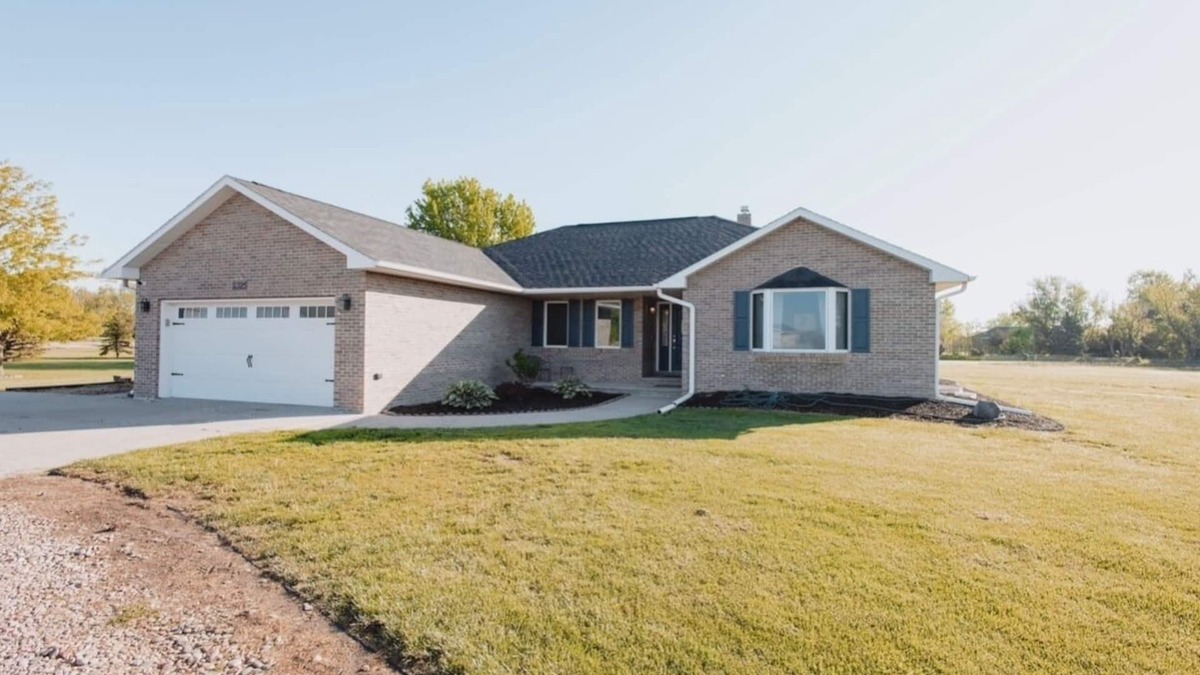 Kearney House | Peaceful neighborhood OUTSIDE of Kearney and one of the LARGEST homes available.