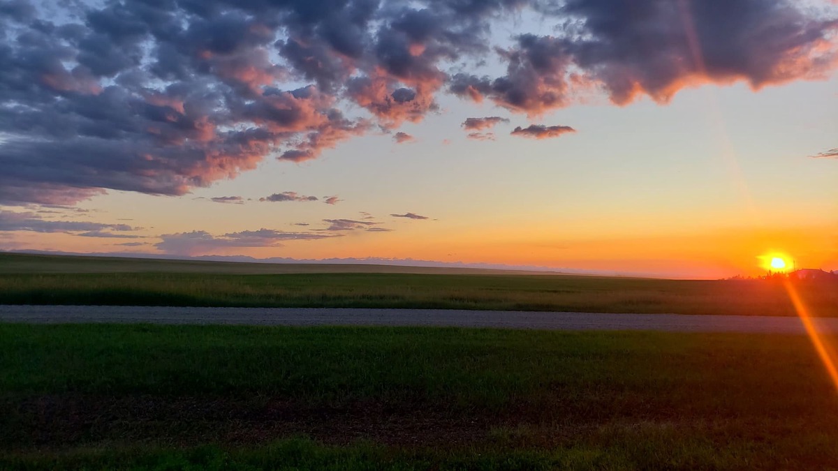 Vulcan County House | Peaceful No Haul Trailer Vacation with Rockies View