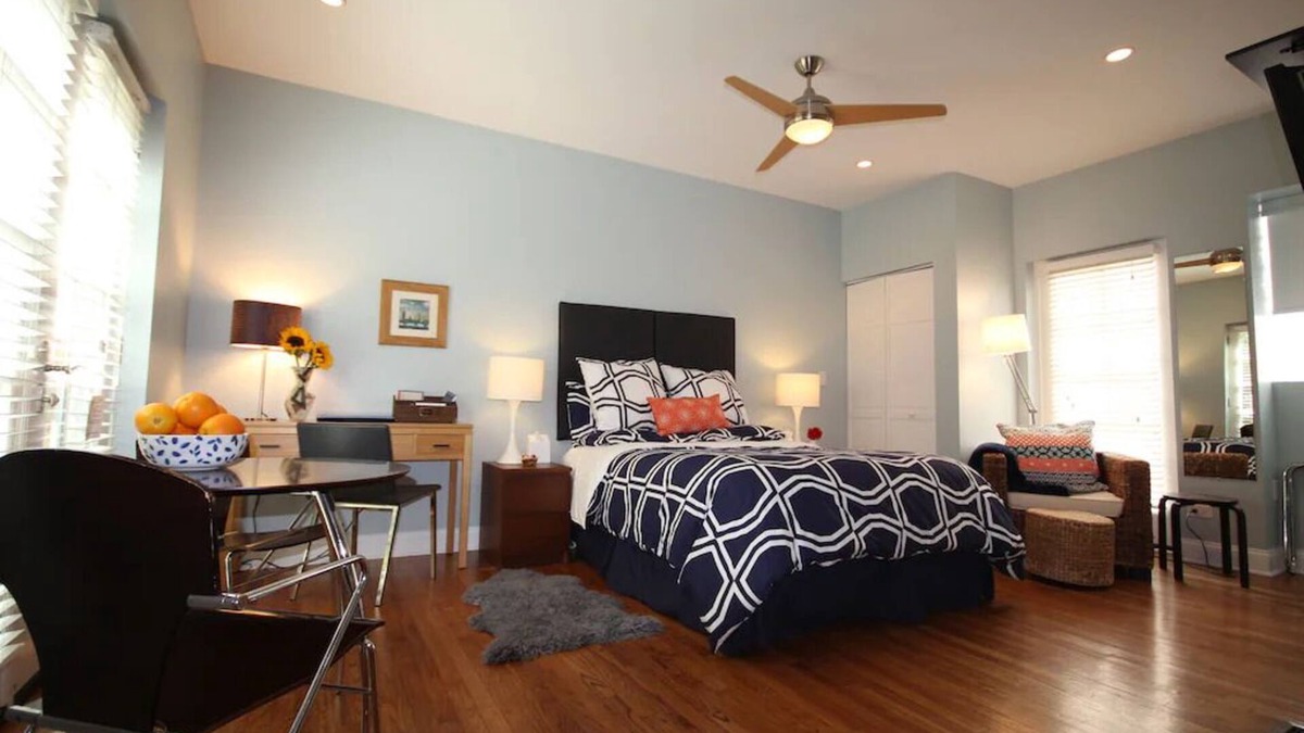 Edgewater Apartment | Peaceful Oasis in Top Chicago Neighborhood. Low Traffic, Pristine Cleanliness.