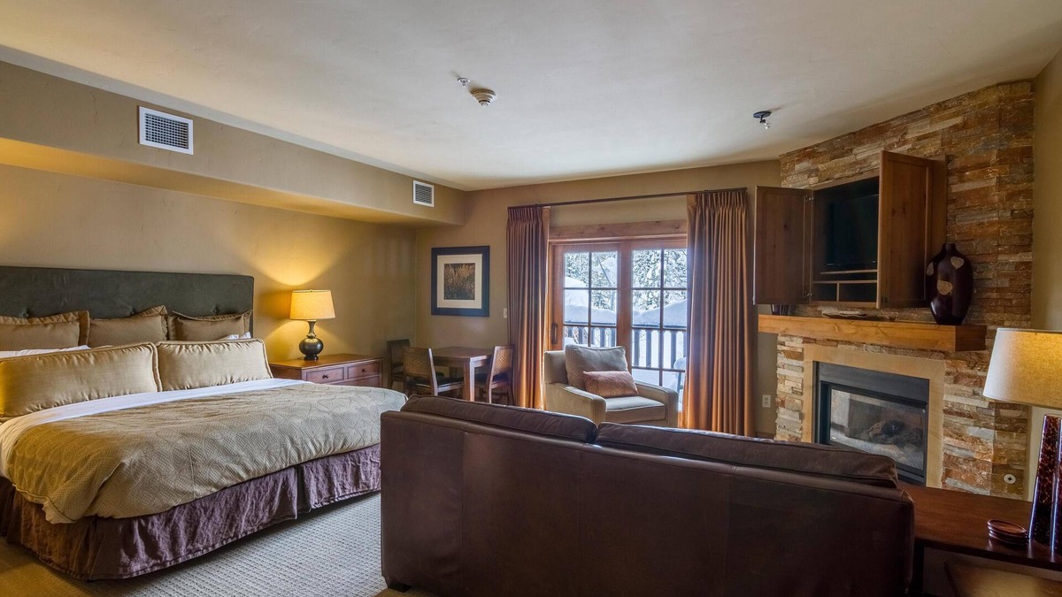 Tamarack Apartment | Peaceful Oasis Lodge King Studio Condo - Luxurious King Studio|Pet friendly|Fireplace