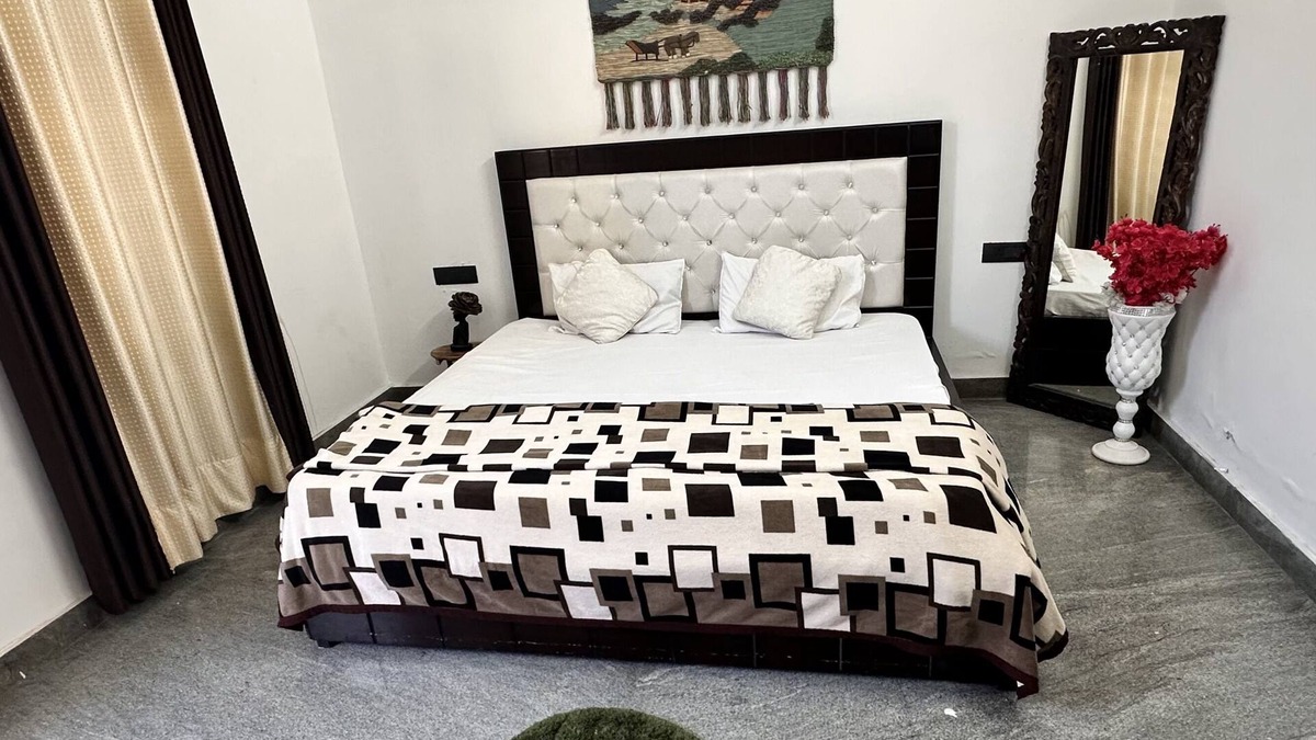 New Delhi House | Peaceful Oasis: Modern 1BR Escape
