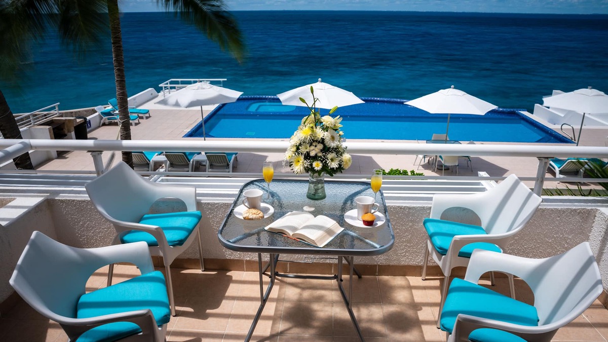 Zona Hotelera Norte Condo | Peaceful Oceanfront condo, Blue&White Calming Vibes, Attentive onsite staff