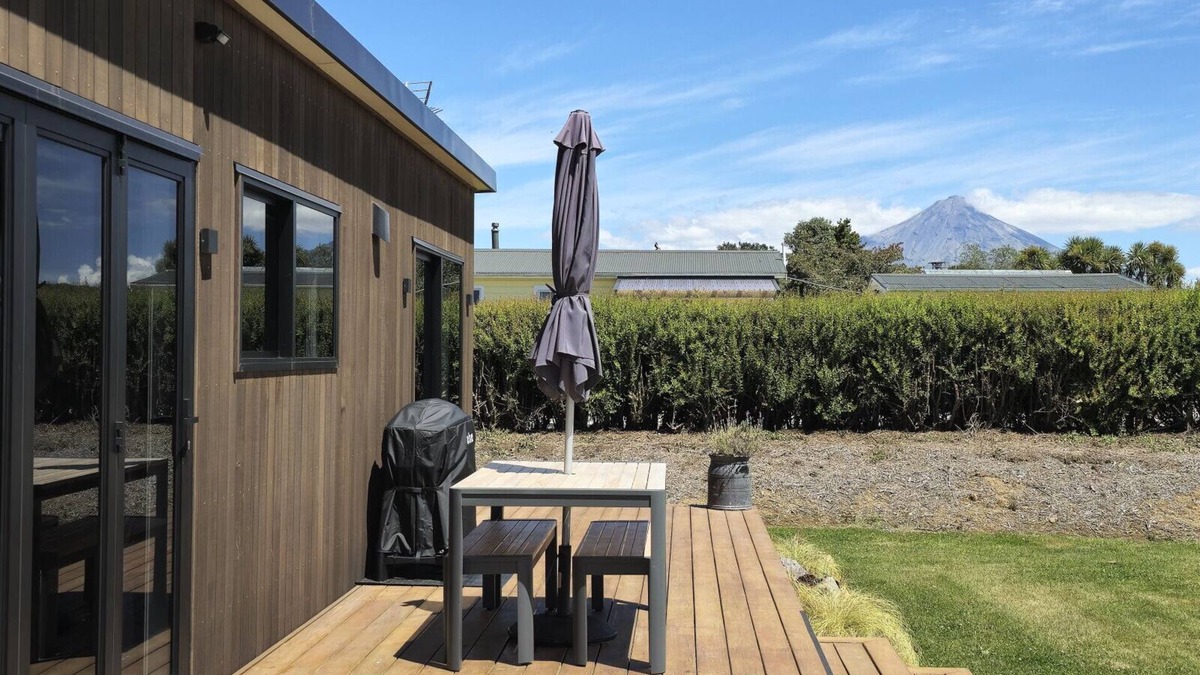 Stratford House | Peaceful On Pembroke - Your home away from home with stunning mountain view