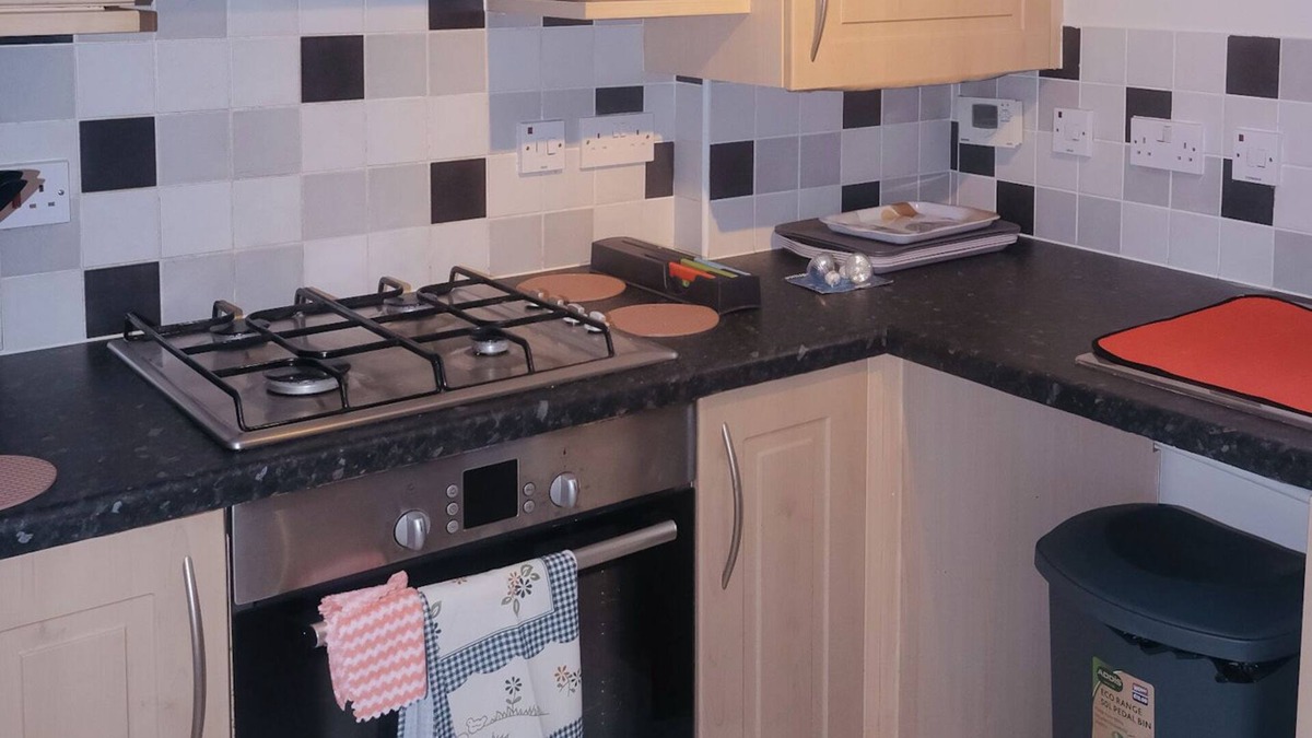 Newport Pagnell House | Peaceful One Bedroom House near M1 Junction 13 & 14 with garden and parking