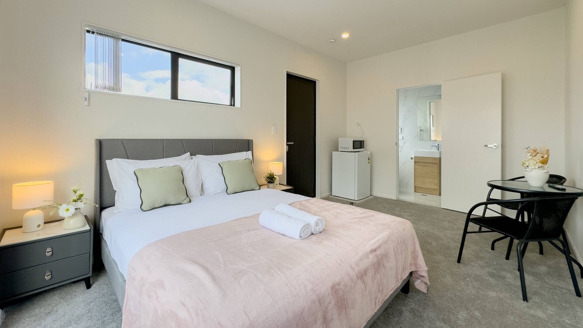 Papakura House | Peaceful One Bedroom with Garage in Takanini