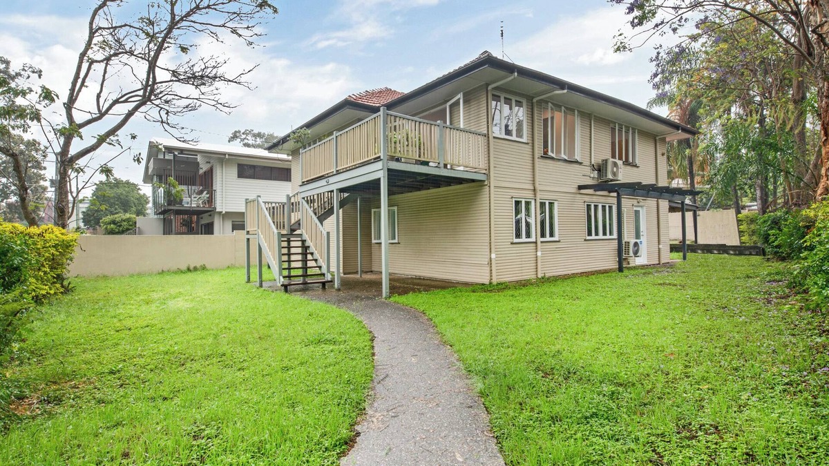 Toowong House | Peaceful Park-View Cottage Vibe Upper-Level Living