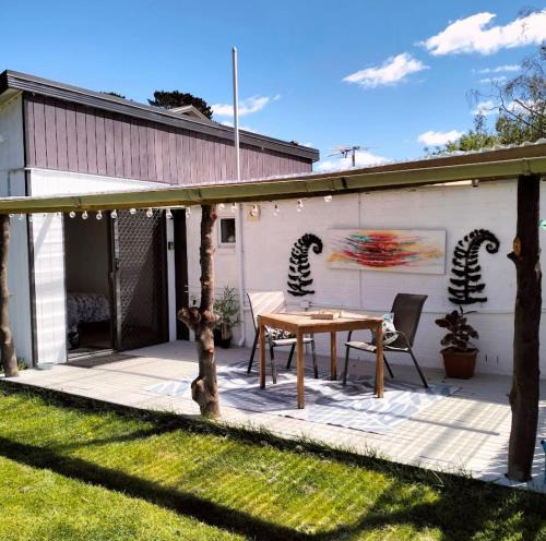 Sandford Villa | Peaceful Pet Friendly 1 bedroom cottage on 1 acre