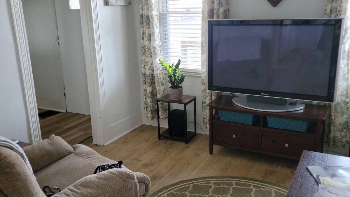 Geneva House | Peaceful, pet friendly and newly remodeled Geneva home