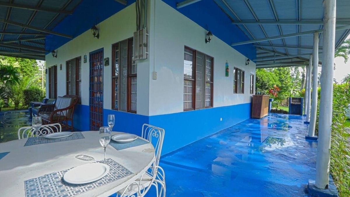 Florencia House | Peaceful place with 5 rooms Swimming pool equipped kitchen secured gated