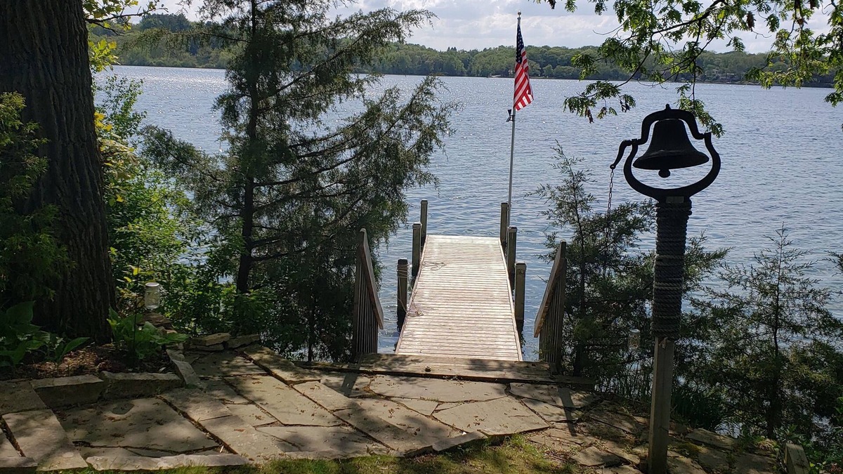 East Troy House | Peaceful & "Pleasant" Lake Retreat on "The Point"
