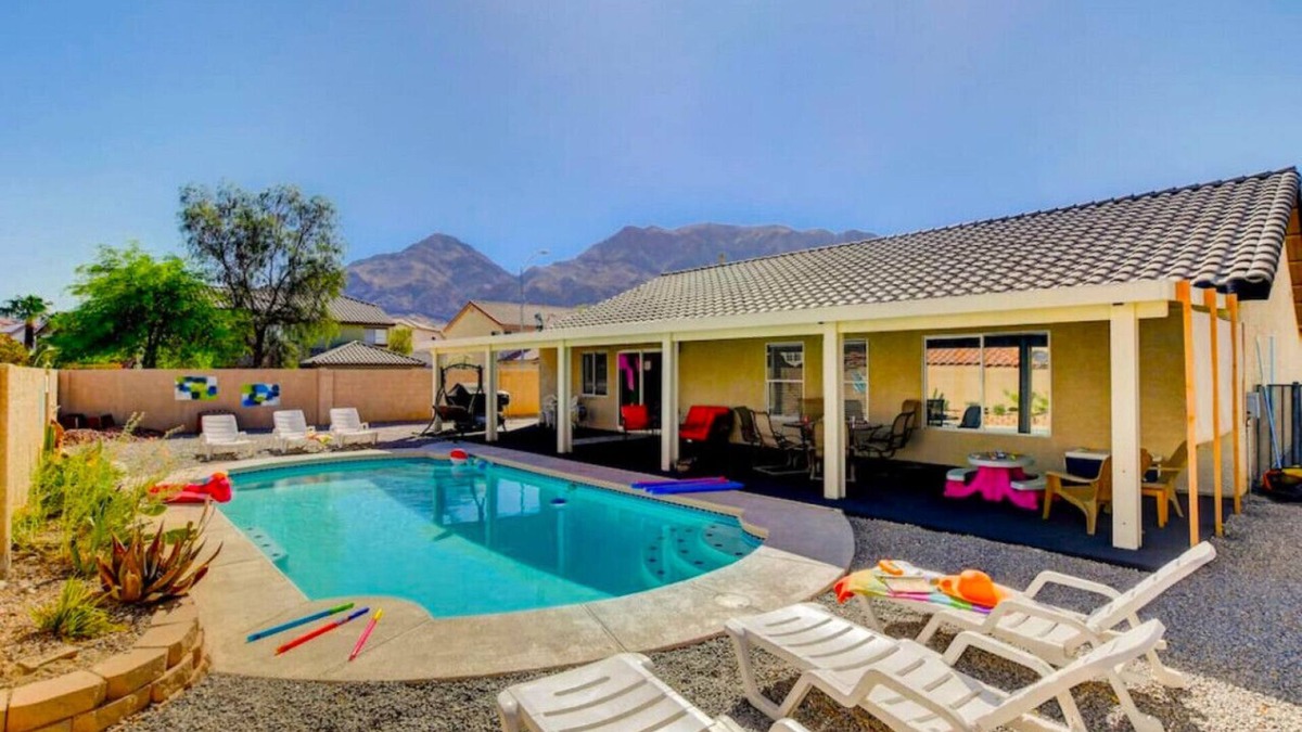 Sunrise Manor House | Peaceful POOL- 6beds 3bedrms Kids ok Nellis Close