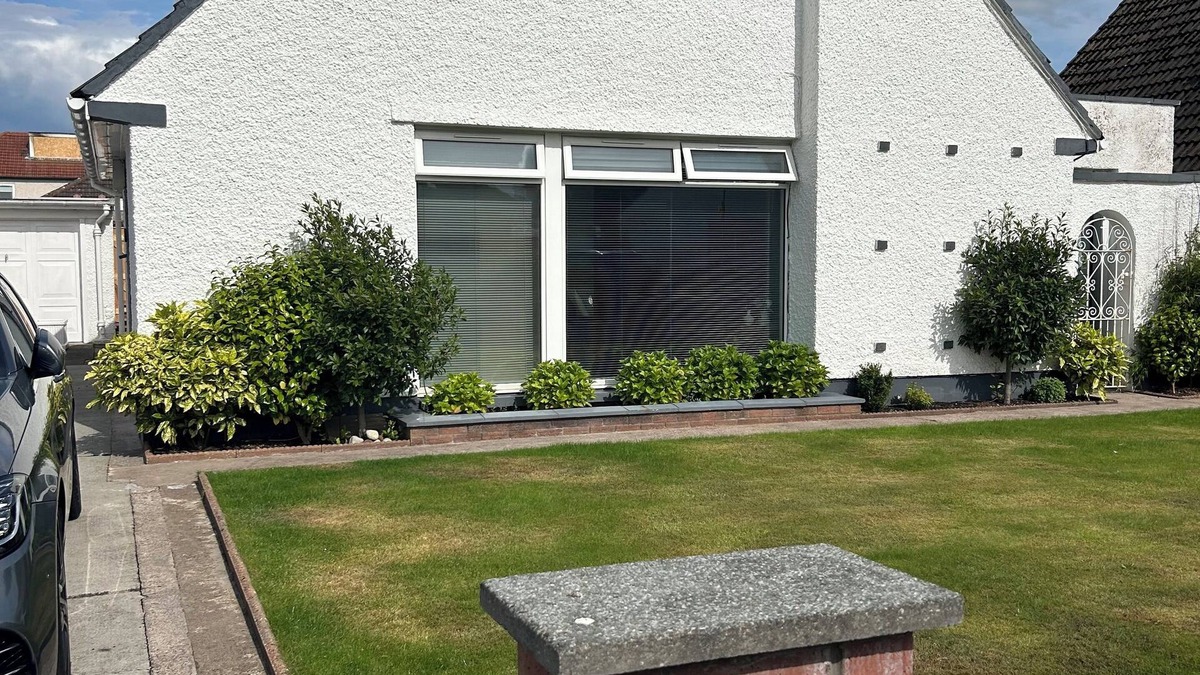 Longcroft House | Peaceful private entrance, local bus stop with town link.