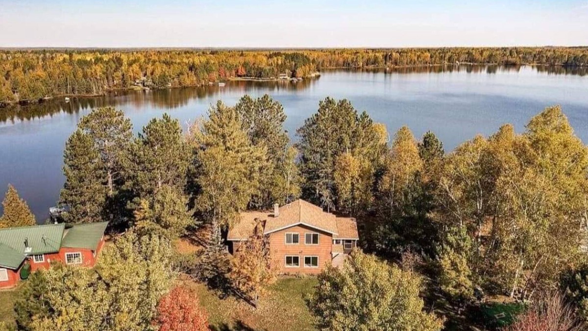 Brimson Cabin | Peaceful & Private Log Cabin Lake House