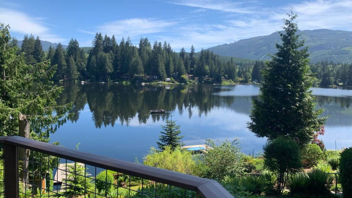 Sedro-Woolley Cabin | Peaceful, Private, Cozy Lakefront Cabin, stunning views.