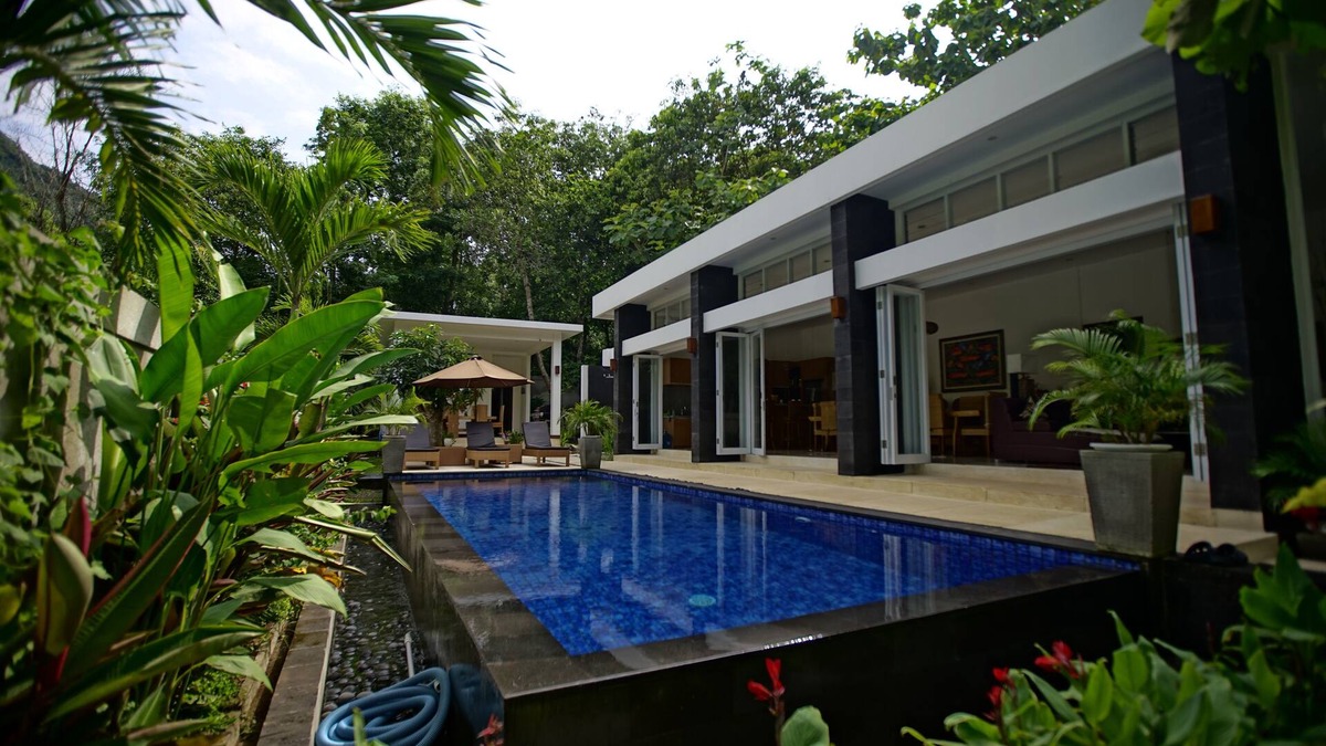 Senggigi Villa | Peaceful private villa at the border of a national park