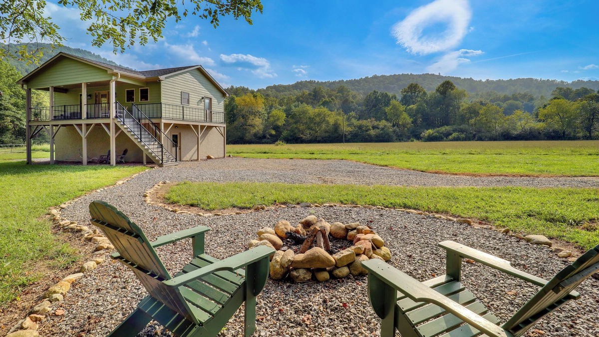 Purlear Cabin | Peaceful Purlear Vacation Rental w/Creek Access!