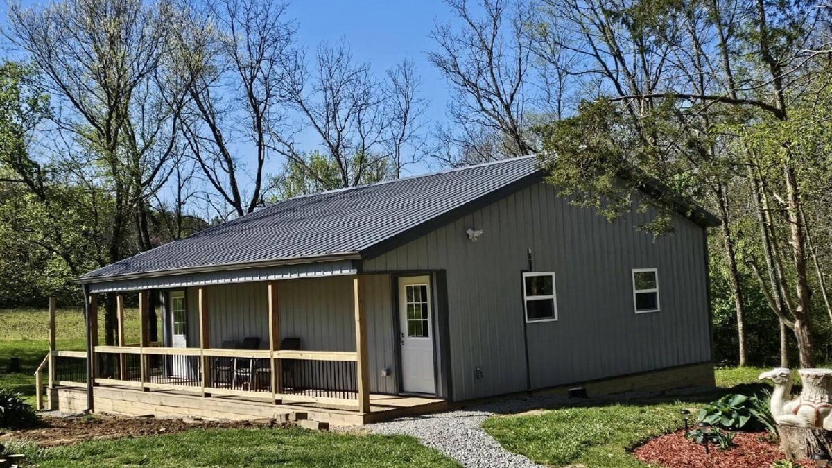 Morrow House | Peaceful, Quiet and Country with 2 bedrooms and WiFi, AC in marvelous Morrow