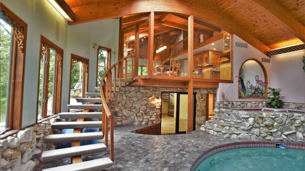 Krakow House | PEACEFUL RELAXING LUXURY VILLA IN-SIDE POOL & HOT TUB Krakow SHAWANO LAKE-12mi
