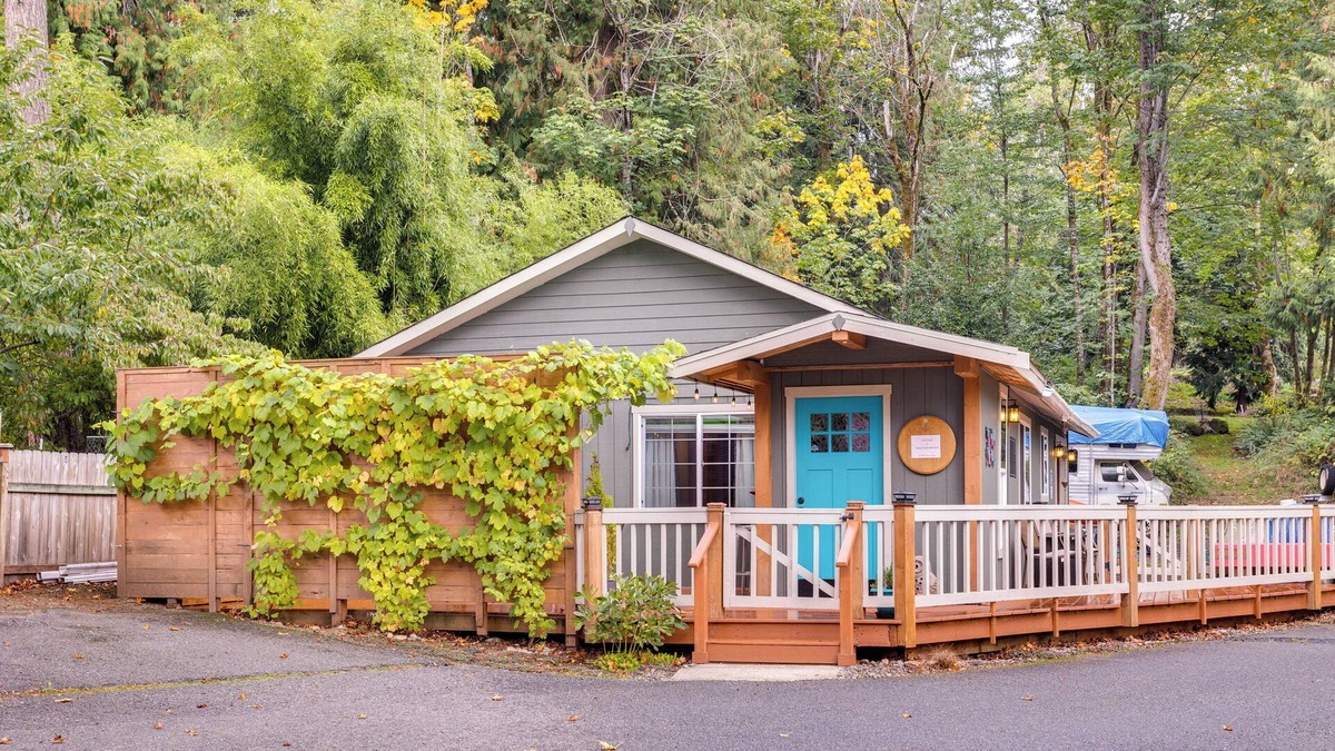 Maple Heights-Lake Desire Cottage | Peaceful Renton Retreat w/Hot Tub Access!