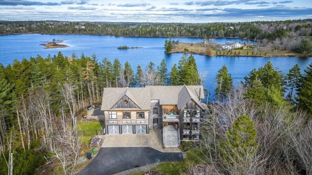 Hammonds Plains House | Peaceful Retreat on Schmidt Lake