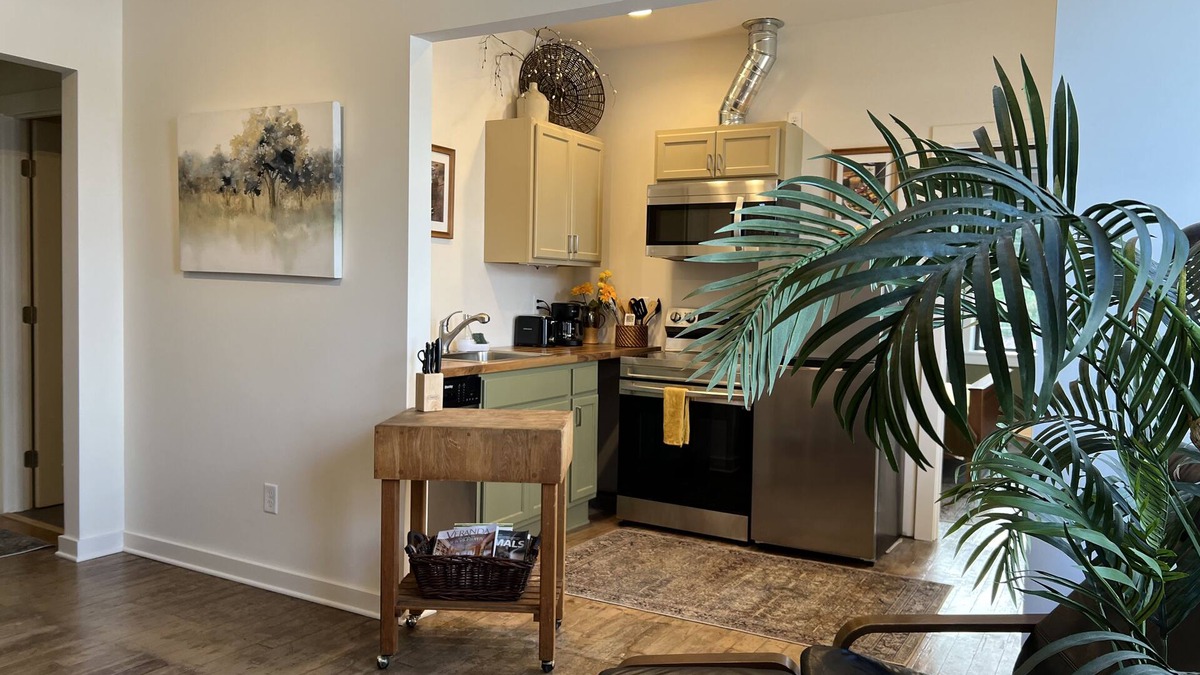 Colfax Apartment | Peaceful Retreat Above Fine Art Gallery in the Palouse