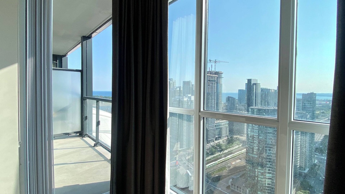 Toronto Entertainment District Apartment | Peaceful Retreat in Downtown