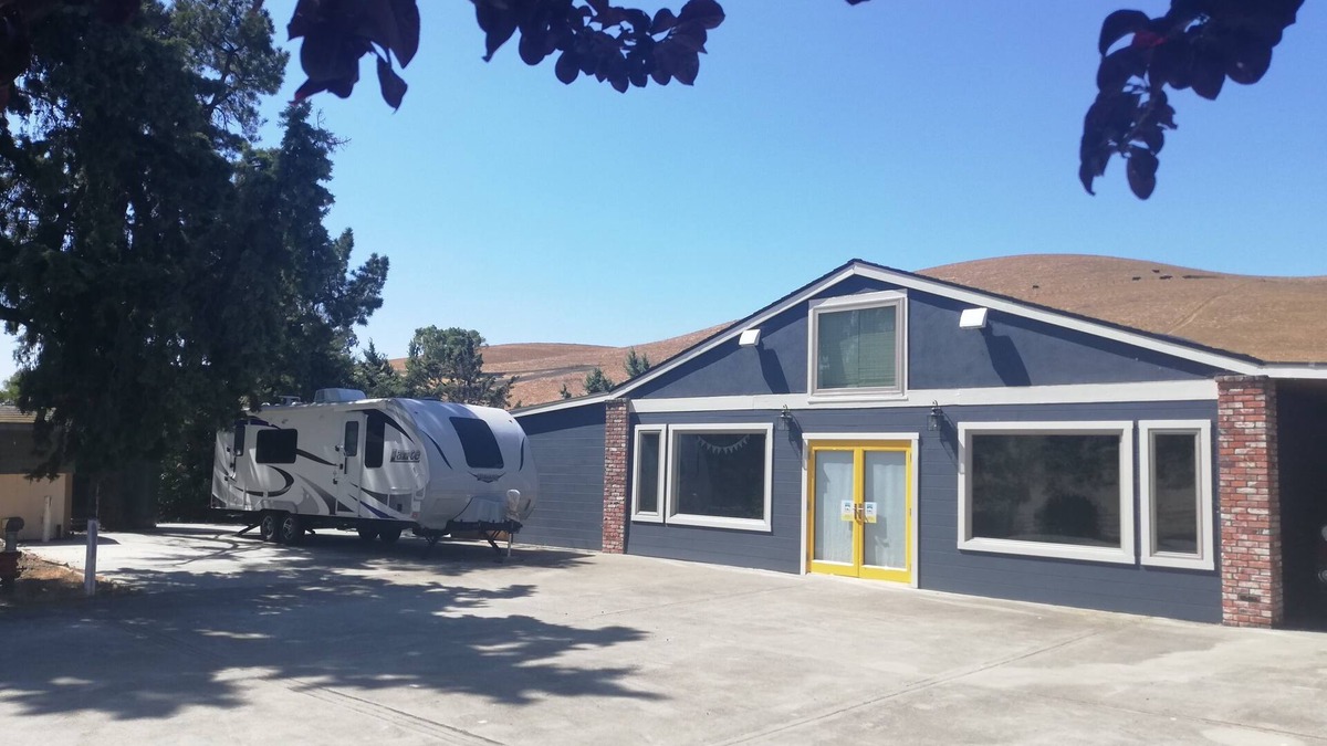 Livermore House | Peaceful Retreat in modern camper w/Panoramic View