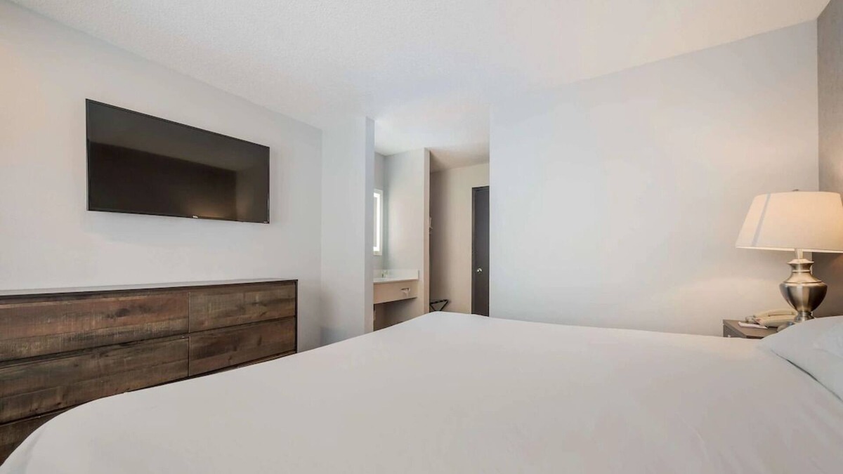 Ontario House | Peaceful Retreat! Indoor Pool, Pets Allowed, Free Parking, Free Breakfast