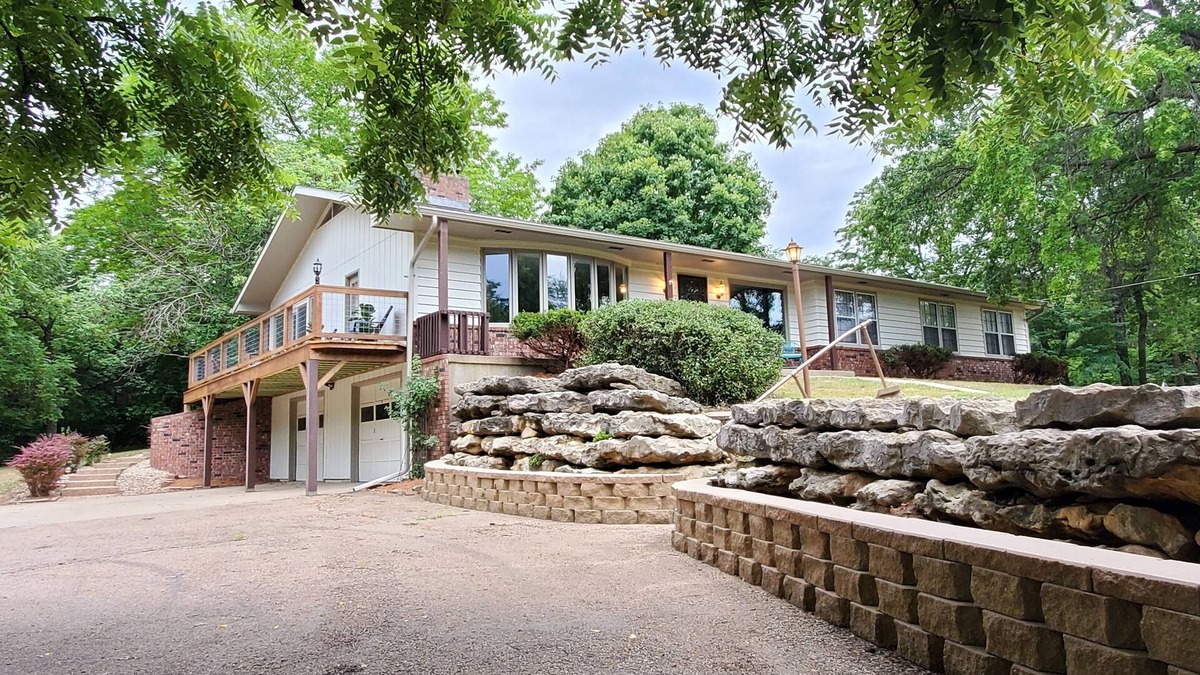 Lawrence House | Peaceful retreat, just 10 minutes outside of town