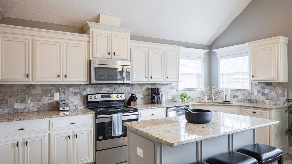 Valdosta House | Peaceful Retreat on Newbury with Pool, Soaking Tub, King Bed