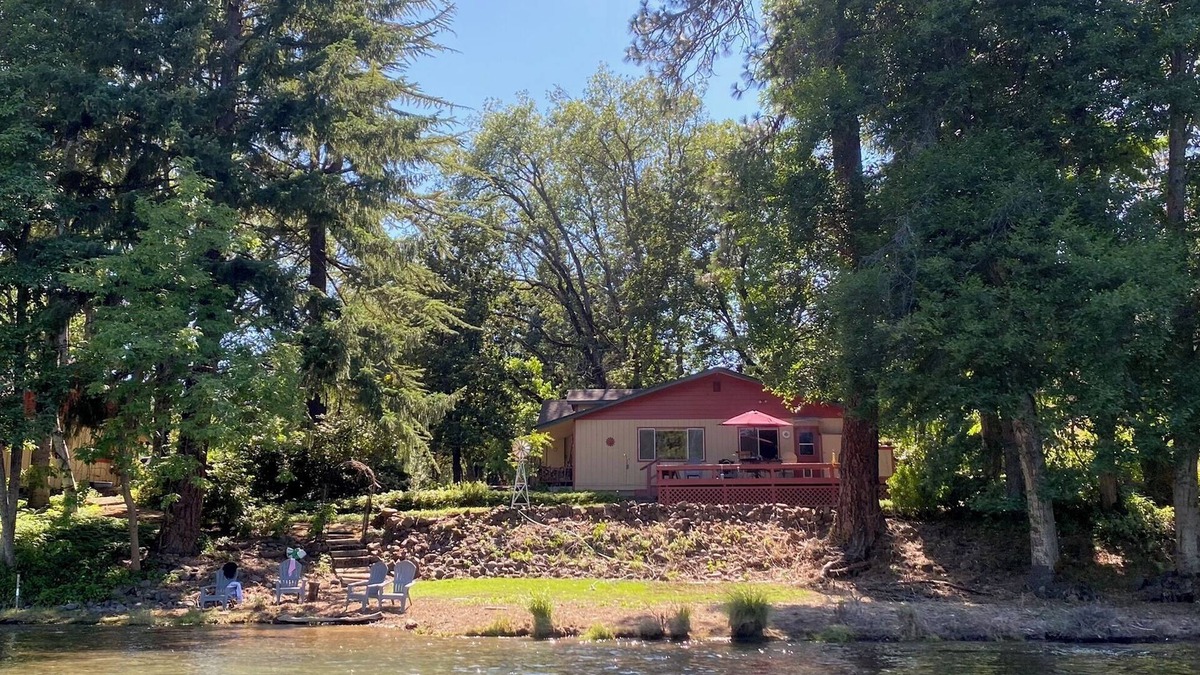 Shady Cove House | Peaceful Retreat on the Rogue River