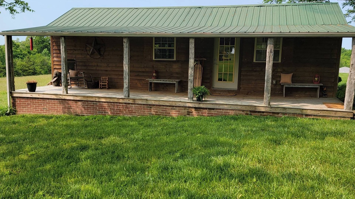 Springfield Cabin | Peaceful retreat on the historic 1794 Litsey estate near Springfield, Kentucky.