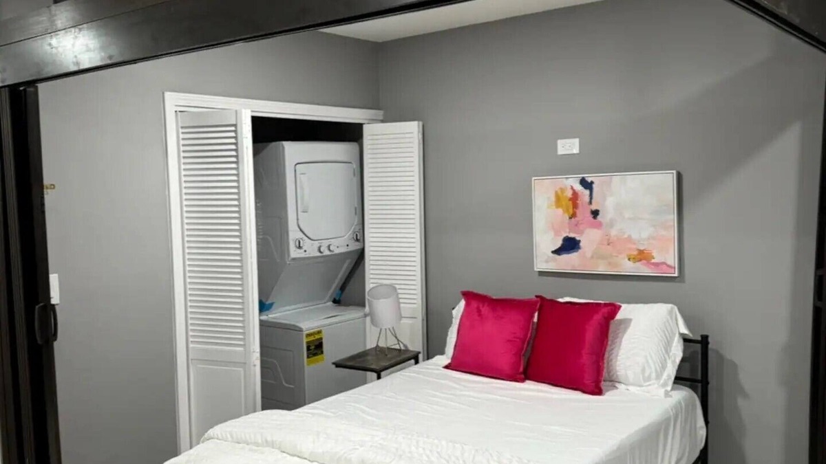 Franklin Park Apartment | Peaceful Retreat: 10Mins to Airport, Free Parking
