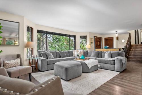 Kenmore House | Peaceful Retreat w Pizza Oven Hottub FirePit Views