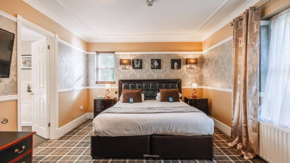 Ipswich Hotel | Peaceful Retreat with Swimming Pool & Sauna Near Town Centre