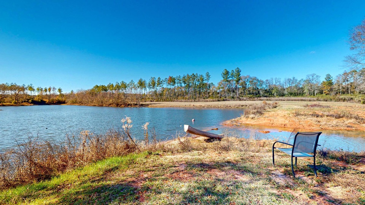 Magnolia Other | Peaceful retreat with ponds, canoe, paddle board, pool table, firepit, & grill