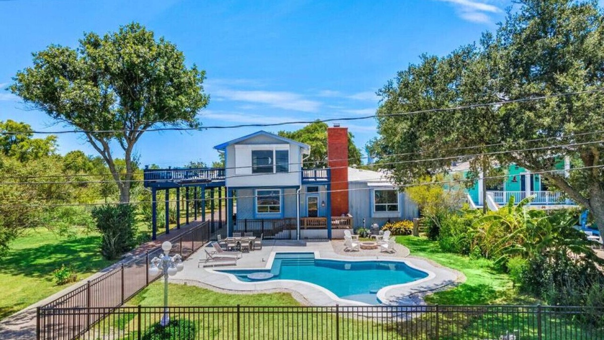 Dickinson House | Peaceful Retreat with Texas-Shaped Pool