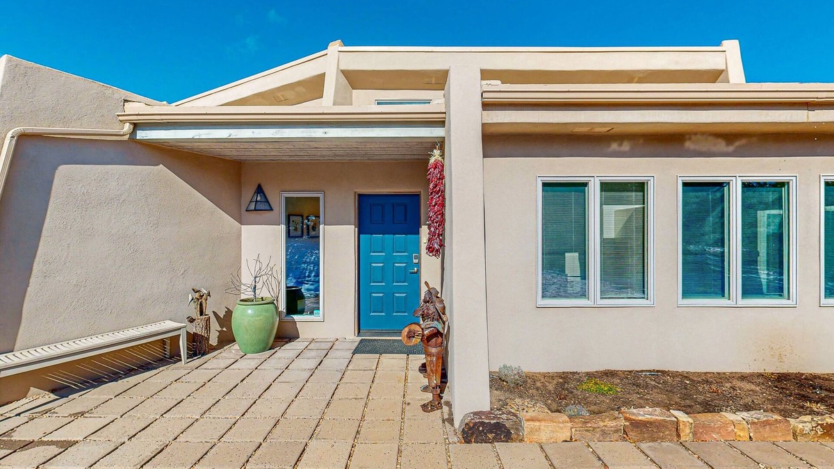 La Tierra House | Peaceful retreat with tons of privacy, patio, gas fireplace & wood burning stove