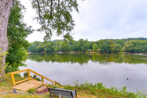 Berryville Apartment | Peaceful Riverfront Retreat with Yoga and Art Studio!
