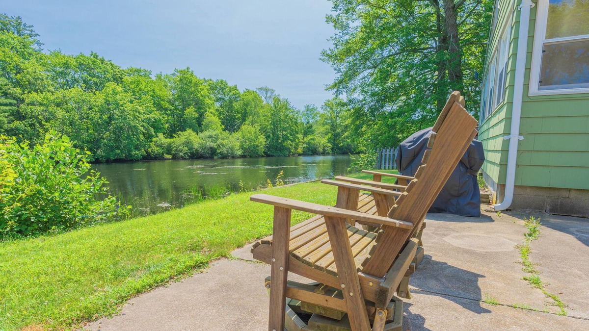 Hope Apartment | Peaceful Riverfront Retreat in Hope, R.I.