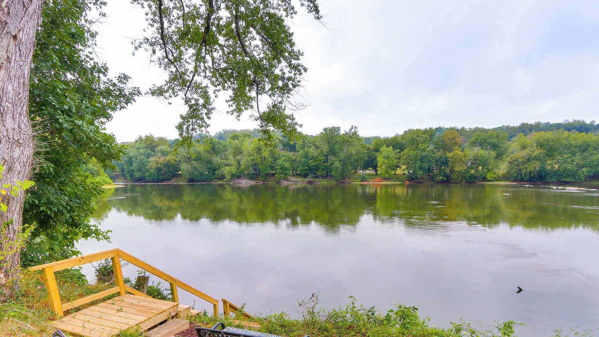 Berryville Apartment | Peaceful Riverfront Retreat w/Yoga & Art Studio!