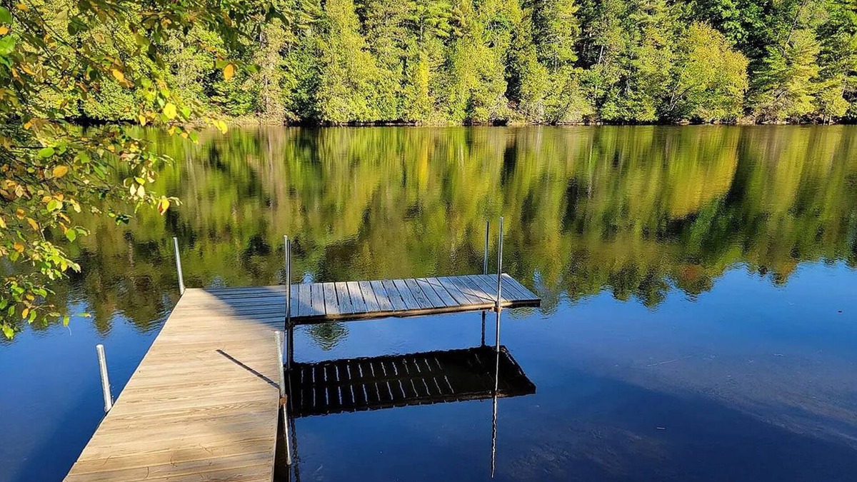 Shawano House | Peaceful riverside retreat nestled along the picturesque Wolf River