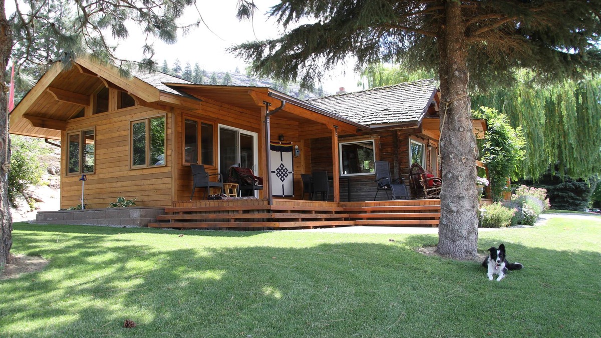 Okanagan-Similkameen Cottage | Peaceful, romantic hideaway surrounded by vineyards.